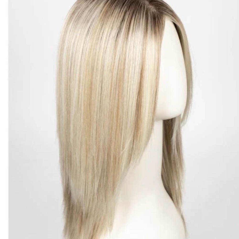 Raquel Welch ‘Well Played’ in Shaded Biscuit HF synthetic wig - Picture 5 of 5